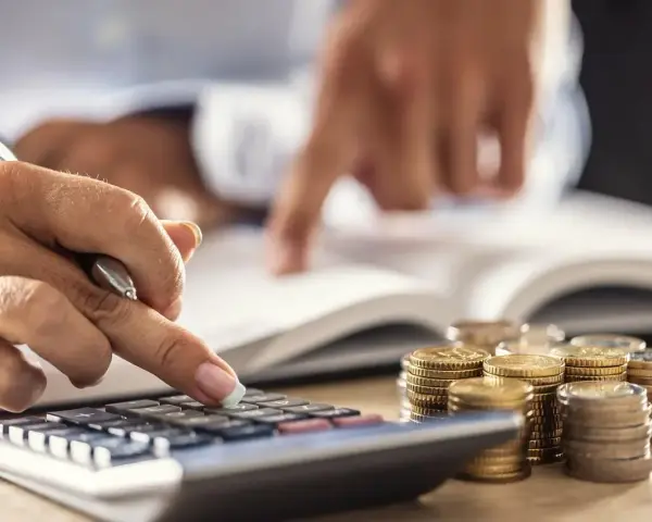 Rachunki, monety i kalkulator. Czy RRSO 120 procent to dużo? Analiza finansowa.