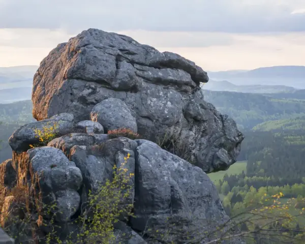 Skalny labirynt Gór Stołowych zaprasza na wędrówkę. Szlaki wiodą przez niezwykłe formacje skalne, oferując zapierające dech w piersiach widoki.