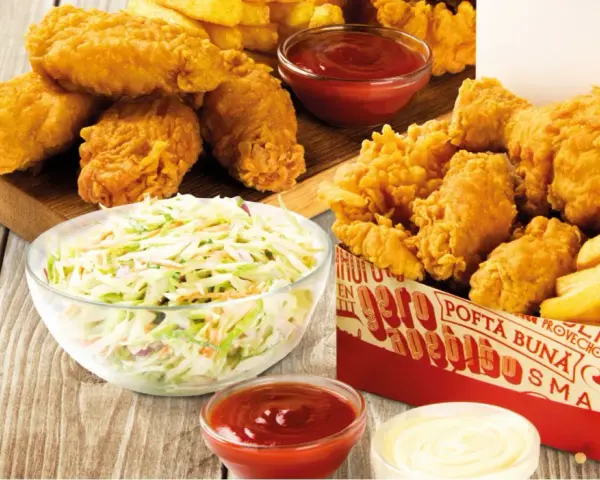 Chrupiące kawałki kurczaka w panierce kfc oryginalny przepis, frytki, surówka coleslaw i sosy.