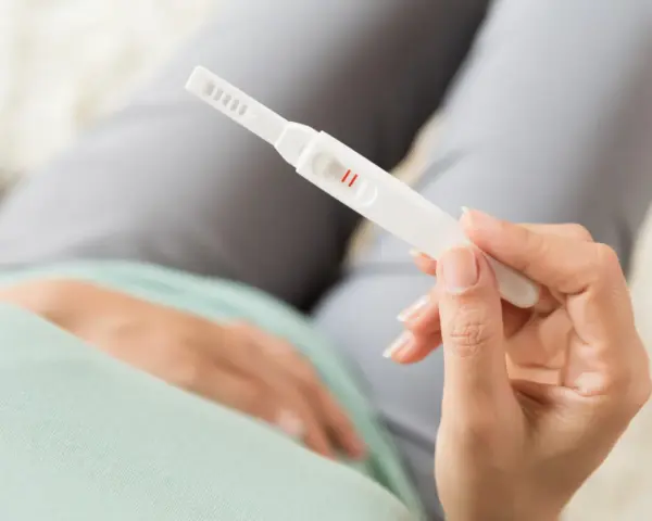 Dwie kreski na teście ciążowym. Kiedy zrobić test ciążowy? To pytanie zadaje sobie wiele kobiet.