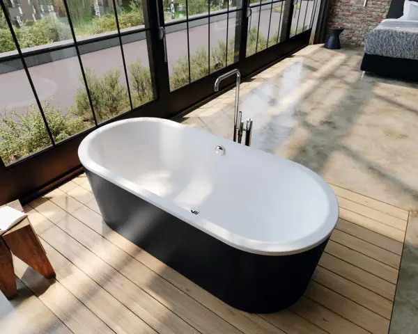 Vasca da bagno freestanding nera e bianca, con rubinetteria a colonna. L'altezza della vasca da bagno in muratura è ideale per un bagno moderno.