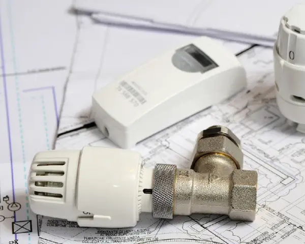 Termostato evoluto per detrazione 65, con valvole e schema tecnico.