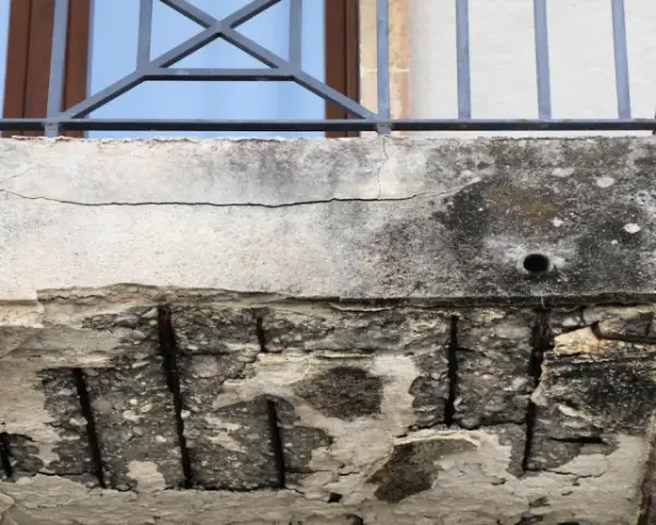 Beton bröckelt, Bewehrung rostet. Dieser Balkon braucht dringend eine Sanierung, um wieder sicher zu werden.