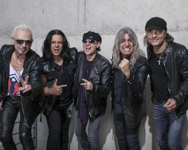 Les membres de Scorpions posent ensemble, vêtus de cuir, prêts à enflammer la scène.