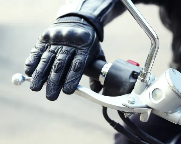 Jak dobrać rękawice motocyklowe? Mierz dłoń i nie popełnij błędu!