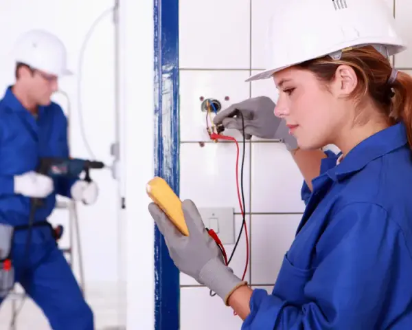 Samodzielna praca elektryka: Kiedy możesz, a kiedy musisz mieć asekurację?