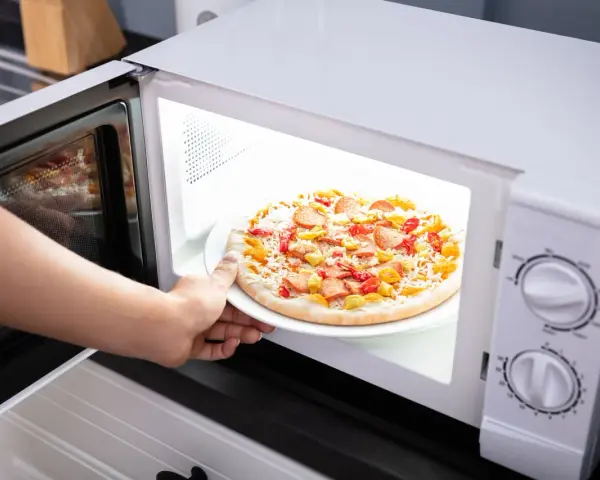 Jak zrobić pizzę w mikrofali - szybki przepis na pyszną pizzę w domu