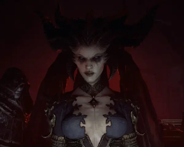 Lilith, la Madre del Engaño en Diablo 4, mira fijamente con sus ojos azules, rodeada de una atmósfera sombría y un seguidor encapuchado.