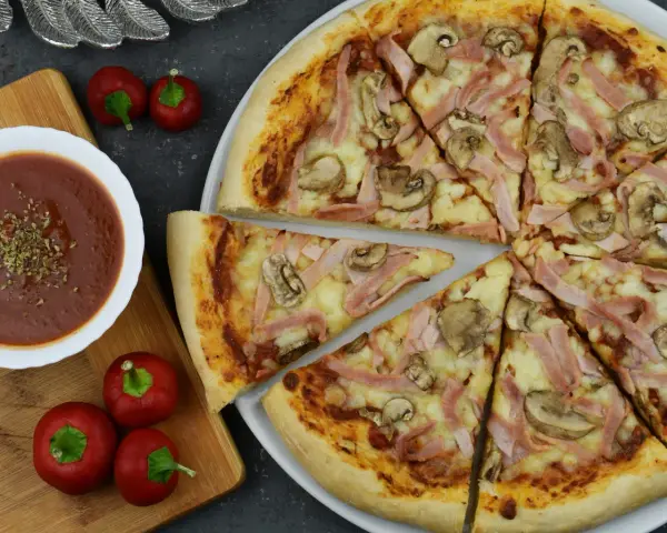 Pizza Capricciosa: Skład, historia i sekrety "kapryśnej" królowej