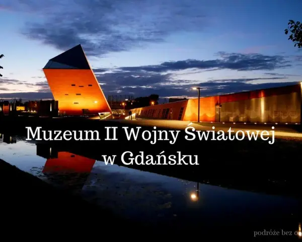 Muzeum II Wojny Światowej w Gdańsku, jedna z kluczowych gdańskich atrakcji turystycznych, nocą.