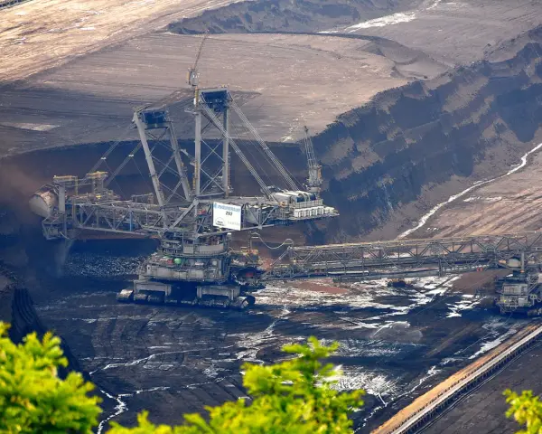 Gigantyczna koparka, jedna z największych na świecie, pracuje w kopalni odkrywkowej, wydobywając węgiel.