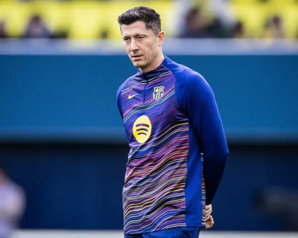 Robert Lewandowski w stroju treningowym FC Barcelona, symbolizujący udane barcelona transfery.