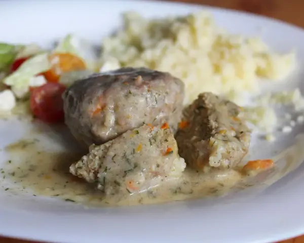 Miękkie pulpety drobiowe w sosie z koperkiem i marchewką, podane z purée ziemniaczanym i sałatką.