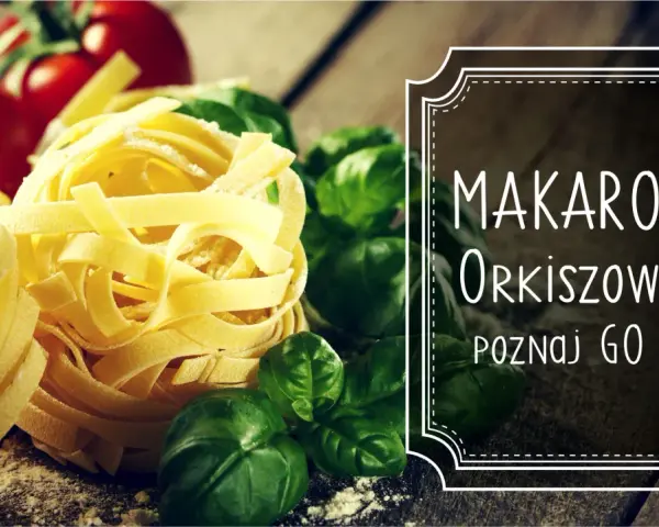 Makaron orkiszowy, świeża bazylia i pomidory na drewnianym blacie. Pyszna inspiracja!