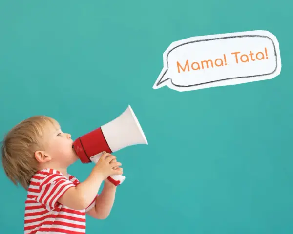 Mały chłopiec w czerwono-białe paski trzyma megafon i woła "Mama! Tata!".