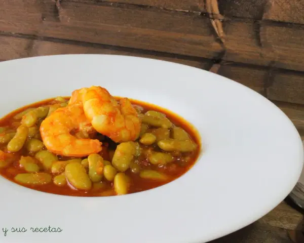 Plato de verdinas con langostinos, un guiso casero lleno de sabor.