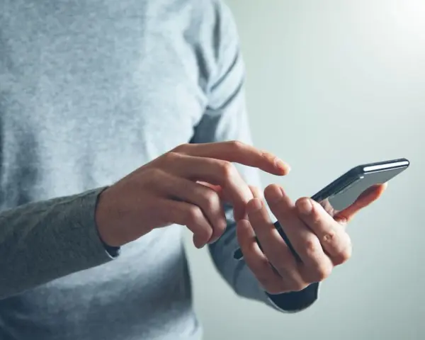 Sprawdzam, ile trwa przeniesienie numeru do Play, korzystając z telefonu.