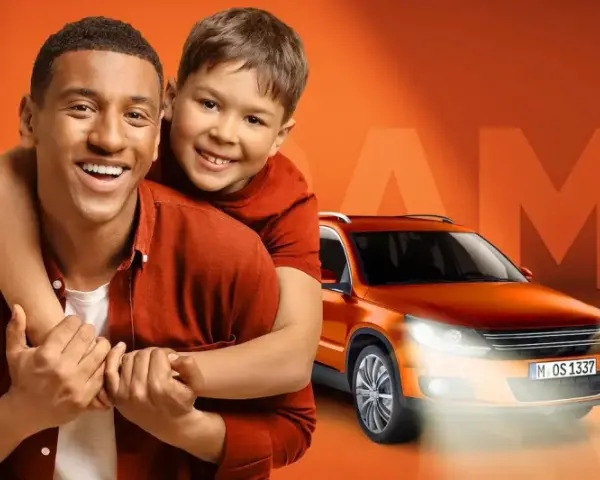 Glad pappa och son ler, med en orange bil och texten "led h4" i bakgrunden.