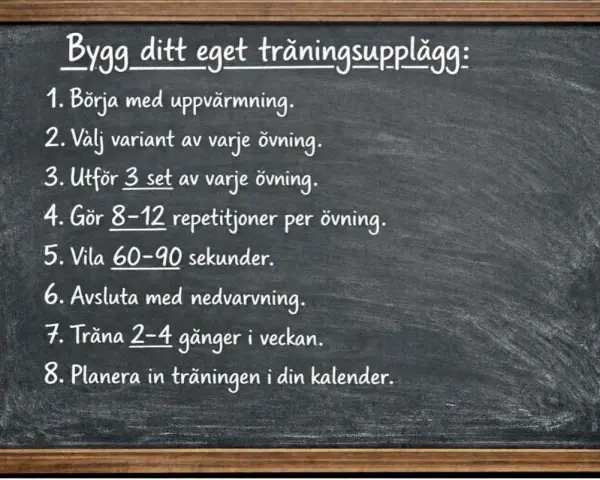 En svagt upplyst griffeltavla med en lista i vitt: "Bygg ditt eget träningsupplägg". Punkterna ger råd för att bygga muskler hemma, inklusive uppvärmning, set, repetitioner och vila.