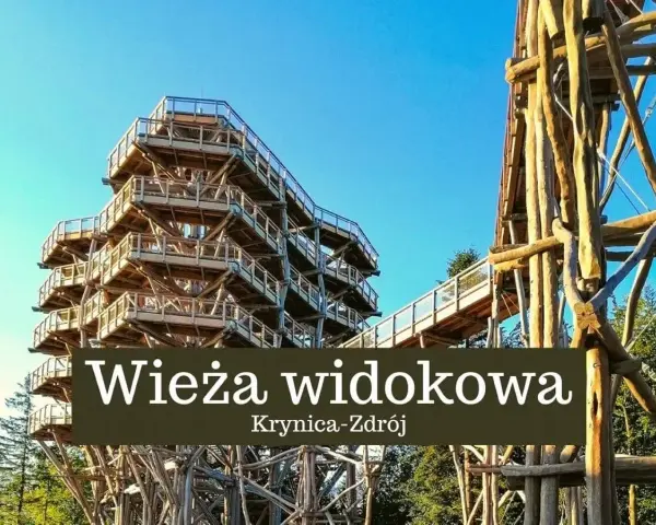 Drewniana wieża widokowa w Krynicy-Zdroju, idealne miejsce na spacer w chmurach Polska.