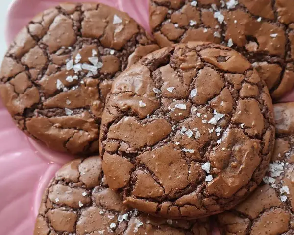 Mörka, spröda brownie cookies med flingsalt. Perfekta för fikat!