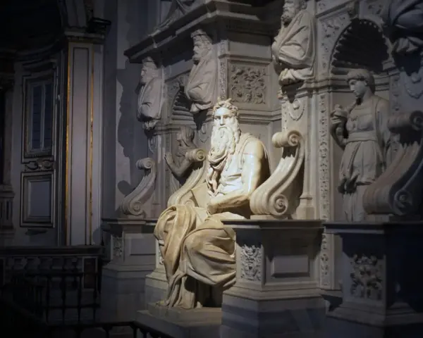 Majestatyczny Mojżesz, jedna z najbardziej znanych rzeźb Michała Anioła, siedzi w otoczeniu innych marmurowych dzieł.