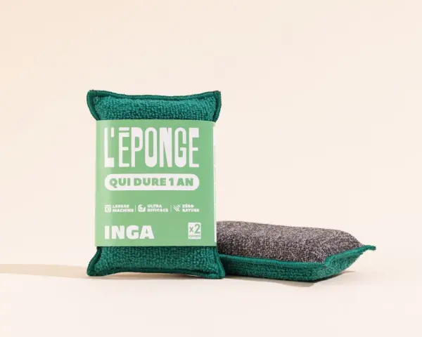 Deux éponges de nettoyage, une emballée avec un tissu grattant pour éponge, l'autre prête à l'emploi.