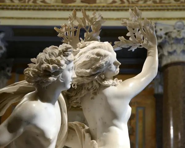 Apollon et Daphné, chef-d'œuvre de Bernin, capture le moment où la nymphe se métamorphose en laurier pour échapper au dieu.