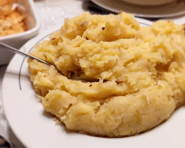 Góra pysznego, domowego panczkrautu, gotowego do podania. Obok pieczony kurczak i zapiekanka.
