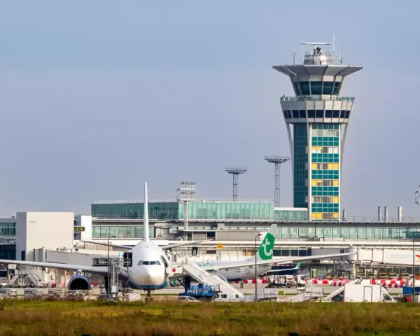 Wieża kontroli lotów i samoloty na lotnisku Orly.
