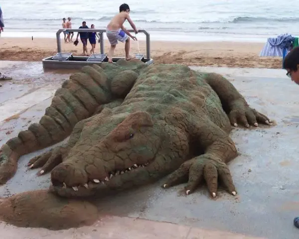 Niezwykłe rzeźby z piasku na plaży, które zachwycają turystów