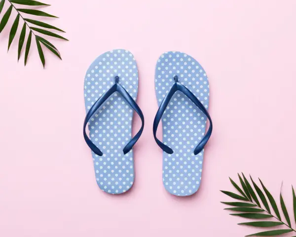 Letnie klapki damskie firmowe w kropki, idealne na plażę.