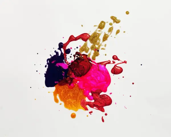 Salpicaduras de pintura vibrante en tonos morado, rosa, rojo y dorado, creando un patrón abstracto y dinámico sobre fondo blanco.