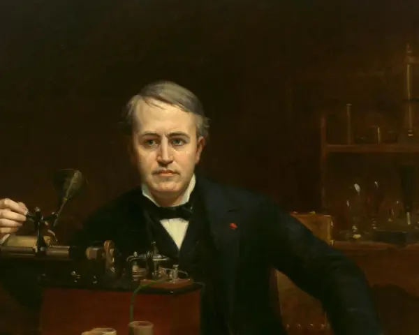 Porträt von Thomas Edison, der an einem Phonographen arbeitet. Er ist der Mann, der die Glühbirne erfunden hat.