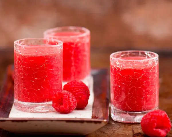 Jak zrobić drink z sokiem malinowym? Proste przepisy Toli!