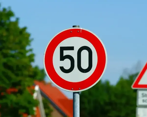 Znak ograniczenia prędkości do 50 km/h. Uważaj, przekroczenie prędkości o 50 km/h może być niebezpieczne.