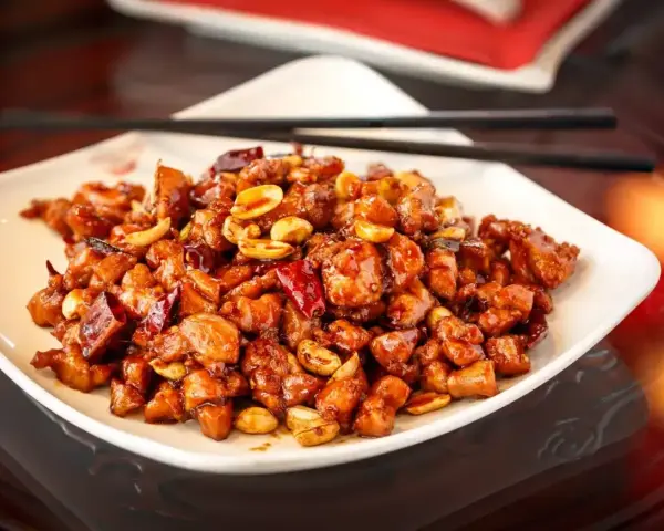 Kurczak Kung Pao, jak Król Małp, w sosie z orzeszkami ziemnymi i papryczkami chili.