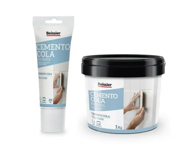 Dos envases de cemento cola en pasta Beissier, uno en tubo y otro en cubo, ideales para reparar agujeros y fijar azulejos.