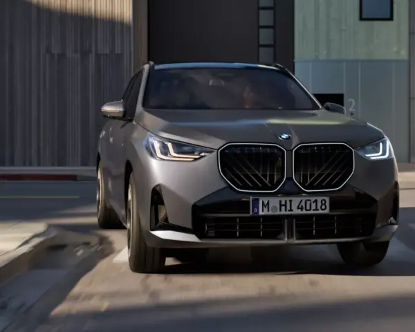Nowoczesne BMW X3 w szarym kolorze, z charakterystyczną atrapą chłodnicy i światłami LED. Sprawdź aktualną bmw x3 cena!