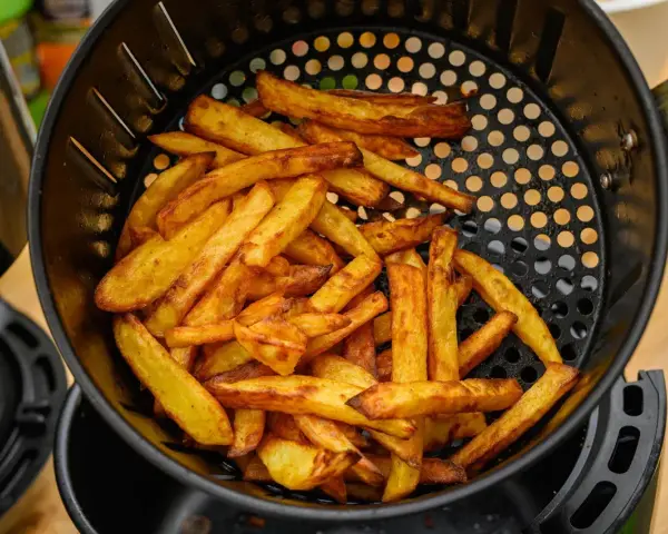 Złociste, chrupiące frytki z airfryer, gotowe do podania. Idealna przekąska bez nadmiaru tłuszczu.