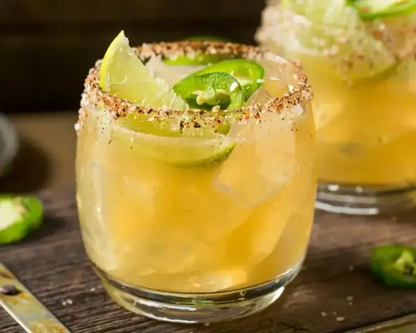 Ostra margarita z limonką i papryczką jalapeño, idealna na gorące dni. Prosty margarita przepis.