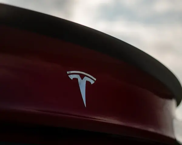 Tesla skąd pochodzi? Odkryj fascynującą historię marki i jej założycieli