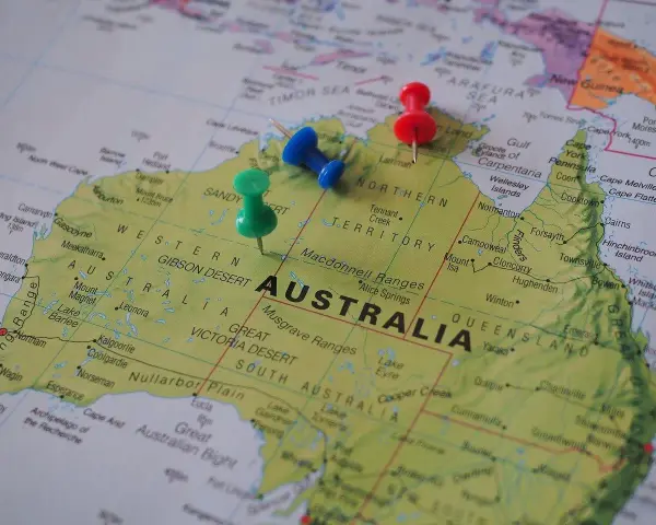 Trzy pinezki na mapie Australii. Czy do Australii potrzebna jest wiza? Sprawdź na mapie!