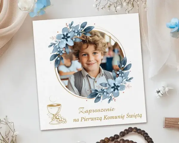 Zaproszenie na Pierwszą Komunię Świętą z uroczym chłopcem w ramce z niebieskich kwiatów. Idealna dedykacja na ten wyjątkowy dzień.