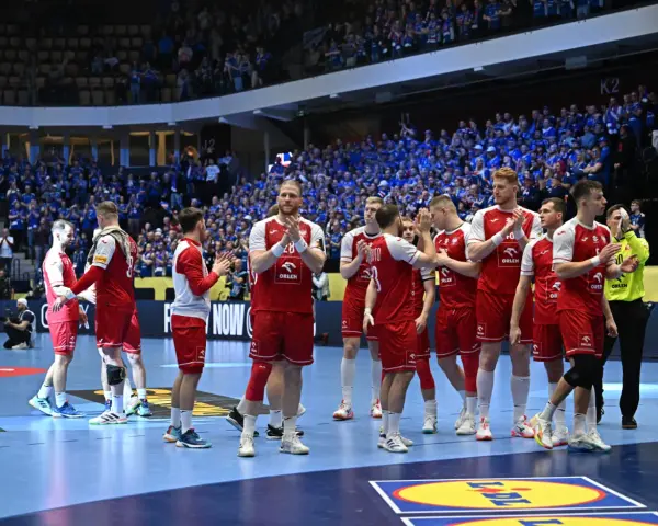 Piłkarze ręczni w czerwonych strojach świętują na boisku. Fani na trybunach kibicują. To może być ważny moment w kontekście mistrzostwa świata w piłce ręcznej terminarz.