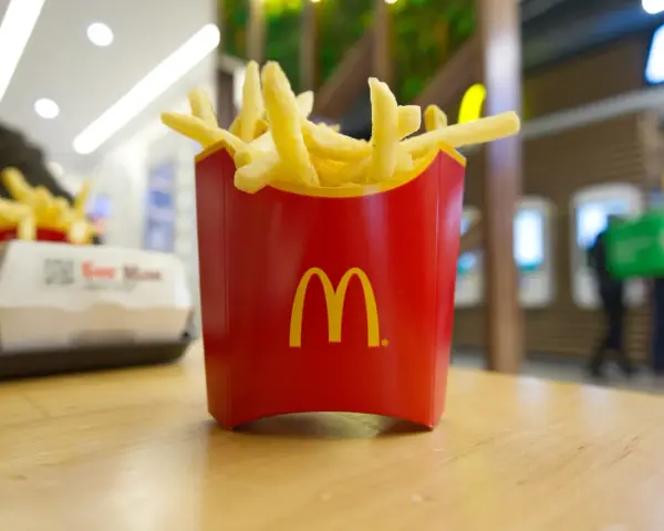 Ile kosztują duże frytki w McDonald's? Cennik i jak oszczędzać