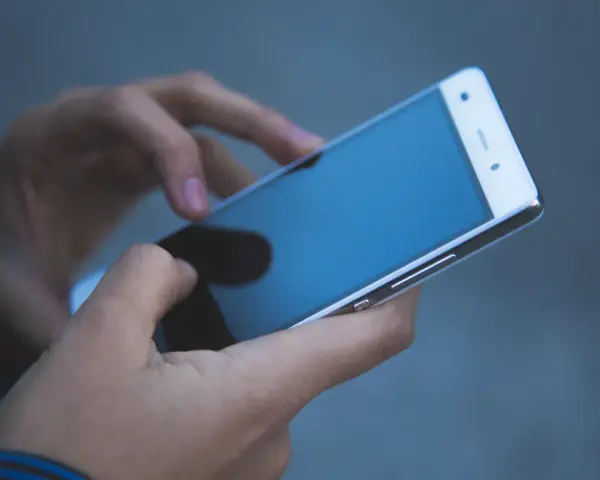 Konfiskata telefonu w szkole? Co mówi prawo i jak się bronić