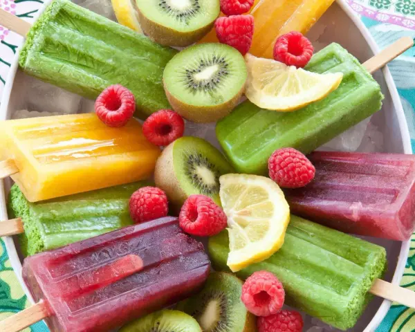Bunte Fruchteis am Stiel, perfekt zum kinder eis selber machen. Mit Kiwi, Himbeeren und Zitrone.