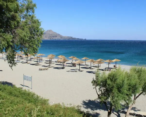 Piękna plaża z parasolami i leżakami, idealne miejsce na wakacje w Grecji.
