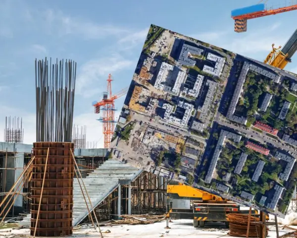 Budowa osiedla z widokiem na stare bloki, symbol patodeweloperki. Dźwigi i zbrojenia kontrastują z ułożonym na niebie zdjęciem lotniczym.